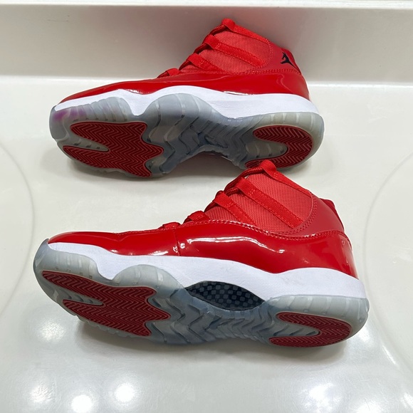 SOLD😃 Authentic NIIKE JORDAN Women’s Mid Top Red PATENT SNEAKERS SZ. 8.5 - Picture 2 of 14